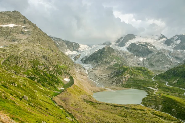 Hermosos Alpes como se ve desde el camino de alta montaña Sustenpass — Foto de Stock