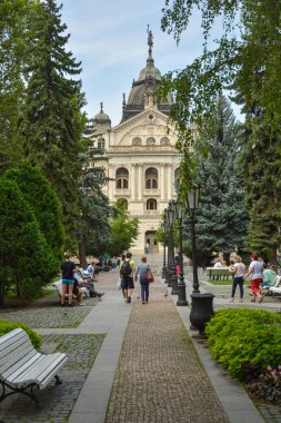 Kosice Stat 'ın önündeki küçük parkta eğlenen insanlar