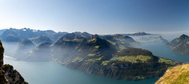 İsviçre Alpleri 'nde ve Fronalpsto' dan Lucerne Gölü 'nde panoramik manzara