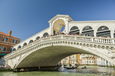 Ponte Rialto köprüsünün altından geçen çok az gondol var.