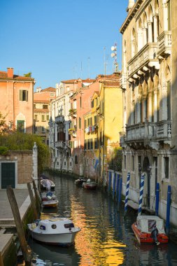 Sakin ve sessiz bir kanal keşfet bir yerlerde