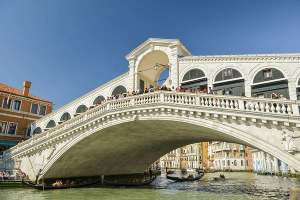 Ponte Rialto köprüsünün altından geçen çok az gondol var.