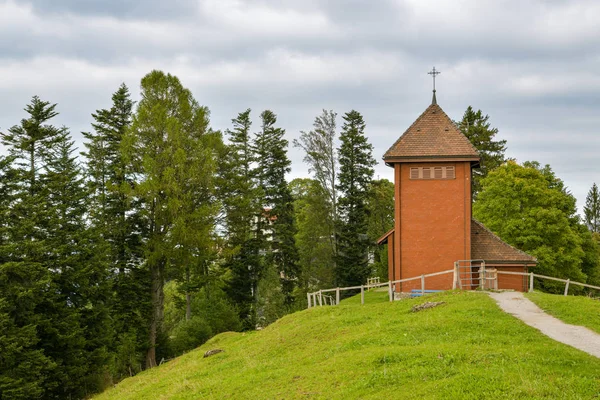 Kleine houten kapel in Seebodenalp boven de stad Kussnacht — Stockfoto