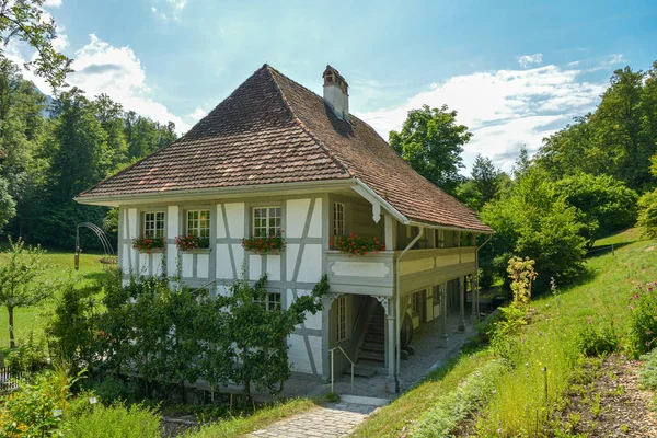 스위스의 볼펜 베르크에 있는 야외 공사장에 있는 오래 된 역사적 인 집 — 스톡 사진