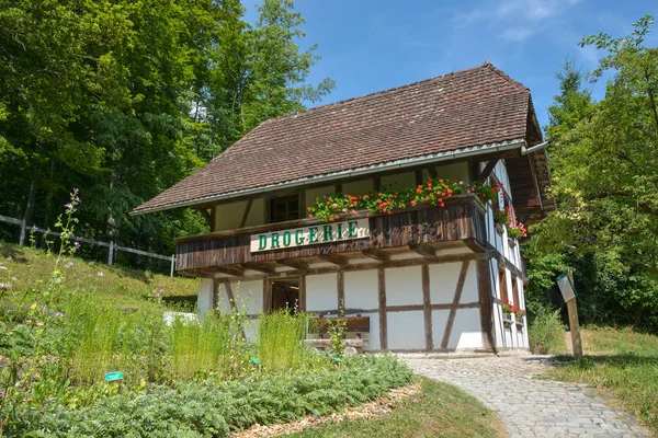 Alte traditionsreiche Drogerie im Freilichtmuseum in Ballenberg, Schweiz — Stockfoto