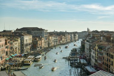 Ponte Rialto köprüsü, Venic yakınlarındaki Kanal Grande 'de trafik yoğun.