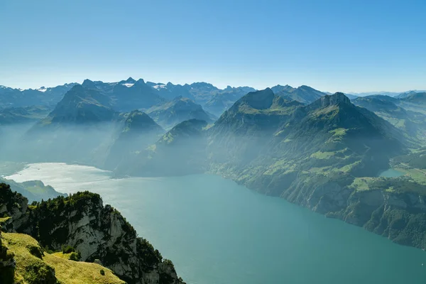 Blick auf die Schweizer Alpen und den Vierwaldstättersee vom fronalpstock ab — Stockfoto