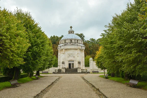 Mausoleo histórico en el pequeño pueblo de Krasnohorske Podhradie en —  Fotos de Stock