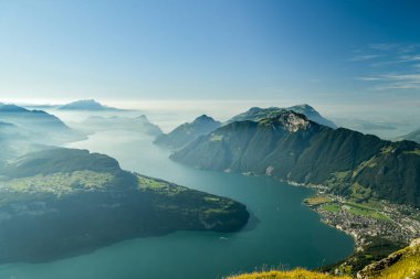 İsviçre Alpleri ve Lucerne Gölü Beauitufl manzaralı.