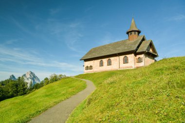 Stoos köyündeki ahşap kilise ve güzel Grosser Mythen. 