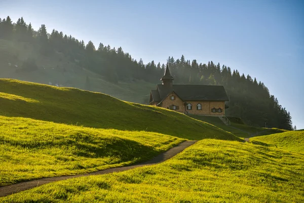 Kleine hölzerne Kirche in Dorf Stoos im Kanton Schwyz — Stockfoto