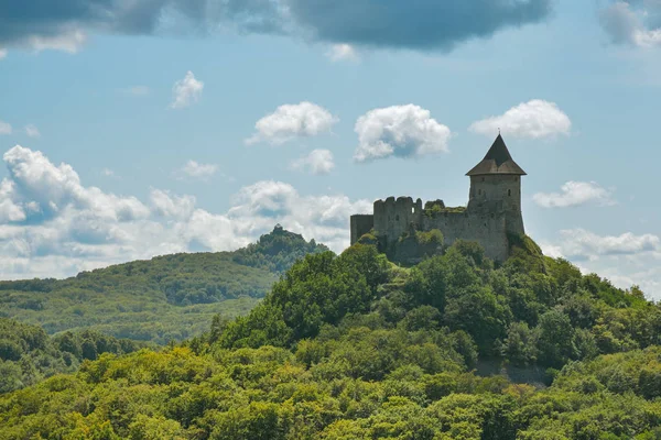 Bela vista sobre o castelo Somoska perto de Filakovo na Eslováquia — Fotografia de Stock