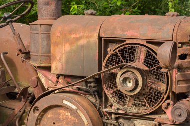 Eski bir vintage traktörün motorunda ayrıntılı görünüm