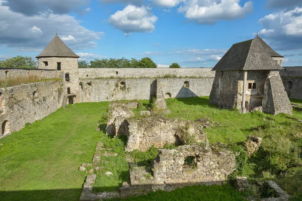 Ruínas do antigo mosteiro fortificado localizado perto de pequena aldeia — Fotografia de Stock