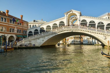 Ponte Rialto Köprüsü 'nde yürüyen turist kalabalığı