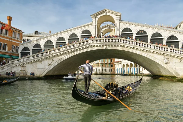 Gondol, Kanal 'daki kalabalık Ponte Rialto köprüsüne yaklaşıyor.