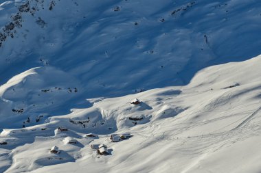 Kar İsviçre 'deki Grindelwald köyünün yukarısındaki dağ kulübelerini kapladı