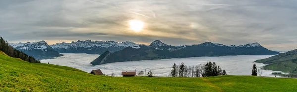 Blick Auf Wolken Über Seen Und Auf Die Schönen Schweizer — Stockfoto