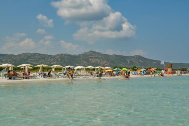 San Teodoro, İtalya - 3 Eylül 2019: Turistler, 2019 yılının kusursuz bir gününde İtalya 'nın Sardinya kentindeki San Teodoro plajında sıcak yaz gününün tadını çıkarıyorlar.
