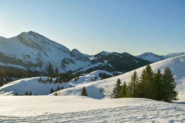 Prachtig Uitzicht Het Besneeuwde Berglandschap Boven Het Emmetten Dorp Zwitserland — Stockfoto