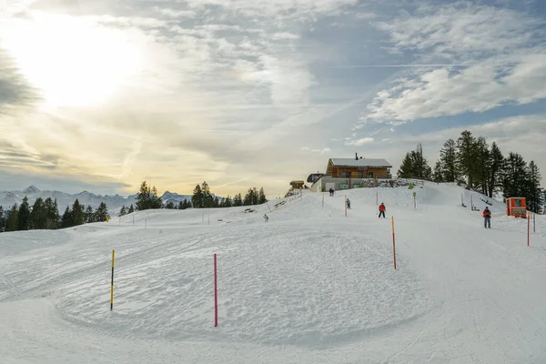 Швиц Швейцария Января 2020 Года Люди Наслаждающиеся Зимним Временем Вершине — стоковое фото