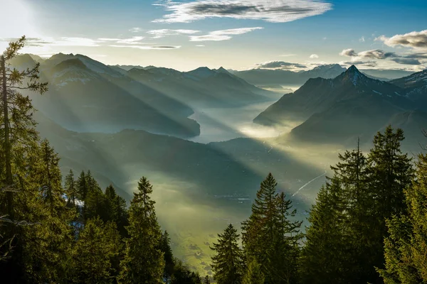 Prachtig Uitzicht Het Meer Van Luzern Bedekt Door Wolken Omringende Rechtenvrije Stockafbeeldingen