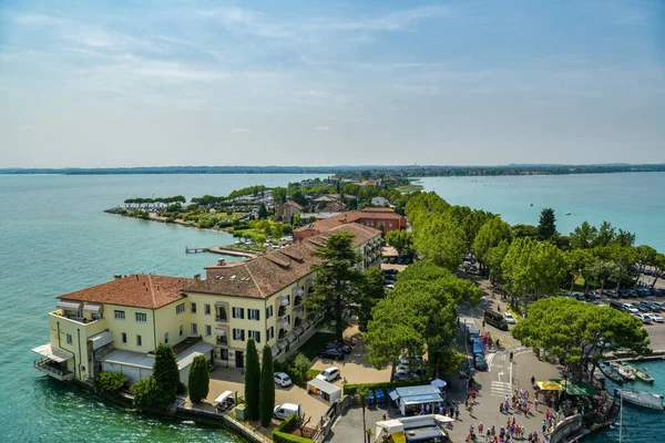 シルミオーネ イタリア 2019年7月19日 夏の暑い中 ガルダ湖に位置するイタリアのシルミオーネの小さな都市の空中ビュー — ストック写真