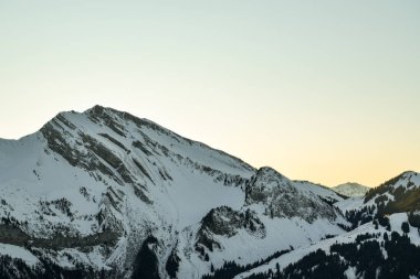 İsviçre 'deki Luzerne Gölü' nün yukarısındaki Schwalmis tepesinin ardında gün batımı