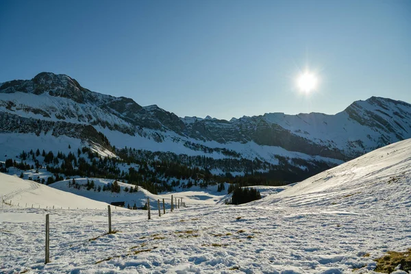 Śnieżny Szczyt Oberbauenstock Widziany Niederbauen Nad Wioską Emmetten Szwajcarii — Zdjęcie stockowe