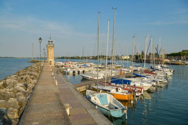 Desenzano del Garda, İtalya - 19 Temmuz 2019: İtalya 'nın Desenzano del Garda kentindeki Garda Gölü kıyısında deniz feneri bulunan küçük liman