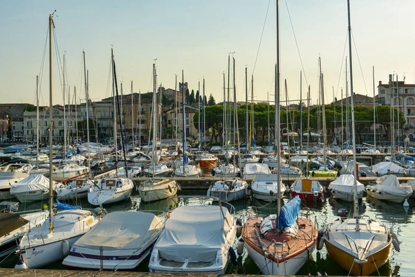 意大利德尚萨诺 德尔加尔达 Desenzano Del Garda 2019年7月19日 2019年7月炎热的夜晚 小船停泊在意大利德尚萨诺德尔加尔达的小港口 — 图库照片