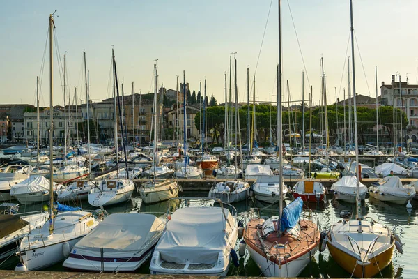 Desenzano Del Garda Włochy Lipca 2019 Małe Łodzie Zacumowane Małym — Zdjęcie stockowe