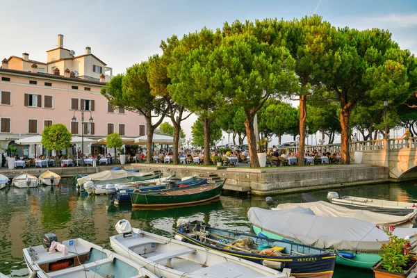 Desenzano del Garda, İtalya - 19 Temmuz 2019: İnsanlar İtalya 'nın Desenzano del Garda kentinde akşam yemeğine katılıyor.