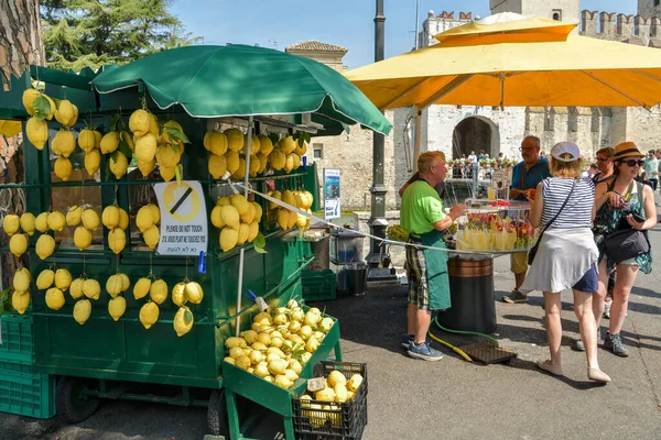 Sirmione Italië Juli 2019 Toeristen Genieten Van Koude Verfrissende Limonade — Stockfoto