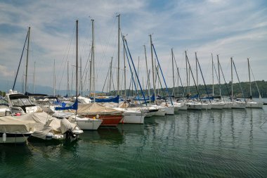 Salo, İtalya - 22 Temmuz 2019: 2019 yazında İtalya 'nın Salo kentinde Garda Gölü' ne park edilmiş tekneler