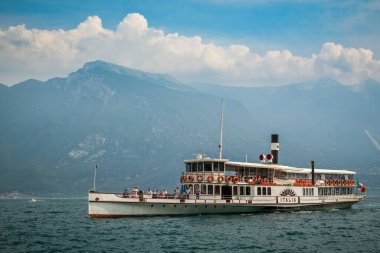 Limone Sul Garda, İtalya - 20 Temmuz 2019: Sıcak yaz günü Kuzey İtalya 'da Garda Gölü kıyısında Limone Sul Garda' ya yaklaşan turistlerle dolu tarihi vapur