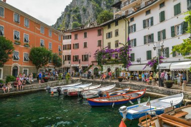 Limone Sul Garda, İtalya - 20 Temmuz 2019: İtalya 'da Limone Sul Garda' da sıcak yaz gününün tadını çıkaran turistler