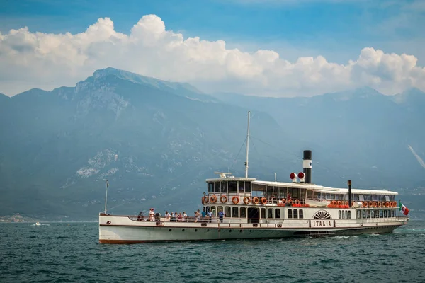意大利利蒙南加尔达 2019年7月20日 2019年7月炎热的夏日 意大利北部加尔达湖畔驶近利蒙南加尔达 Limone Sul Garda 的历史蒸汽船 船上挤满了游客 — 图库照片