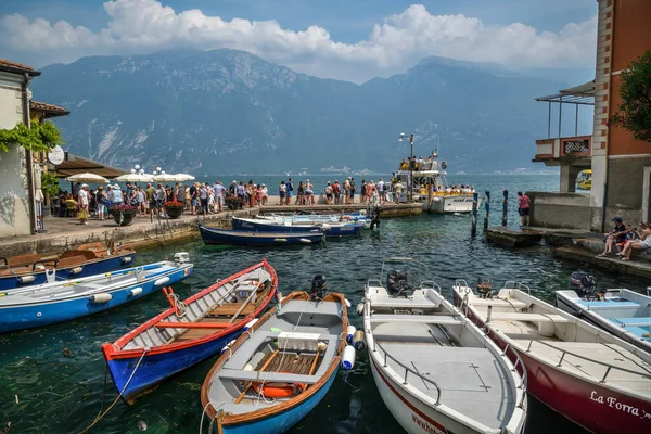 意大利利蒙南加尔达 Limone Sul Garda 2019年7月20日 2019年夏季意大利加尔达湖 Lake Garda 上的小船停泊在小港口 — 图库照片
