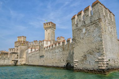 Kuzey İtalya 'daki Garda Gölü kıyısındaki Sirmione Ortaçağ Şatosu sıcak yaz günlerinde