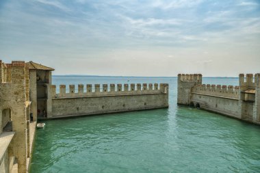 Sirmione, İtalya - 19 Temmuz 2019: Sirmione, İtalya 'daki Sirmione kalesinin ortaçağ duvarlarına hayran turistler