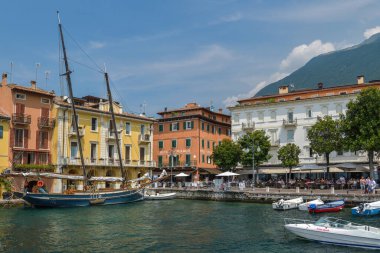 Malcesine, İtalya - 20 Temmuz 2019: 2019 'da sıcak yaz boyunca Malcesine' deki Garda Gölü 'nde küçük liman