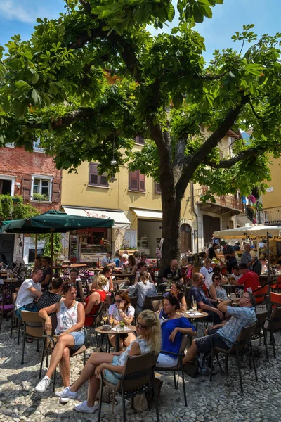 Malcesine Italië Juli 2019 Mensen Die Eten Drinken Een Klein — Stockfoto