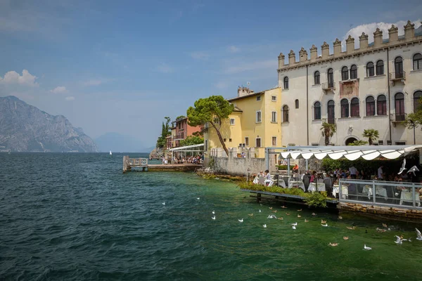 意大利马尔塞纳 2019年7月20日 2019年7月期间 人们坐在意大利马尔塞纳加尔达湖畔的小餐馆里 — 图库照片