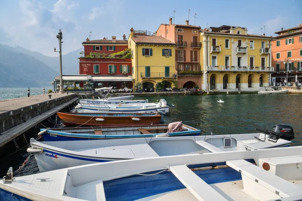 Malcesine Italia Julio 2019 Barcos Estacionados Pequeño Puerto Malcesine Italia — Foto de Stock