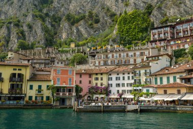 Limone Sul Garda, İtalya - 20 Temmuz 2019: İtalya 'nın Garda Gölü üzerindeki Limone Sul Garda' nın işlek kıyıları, sıcak yaz günü 2019