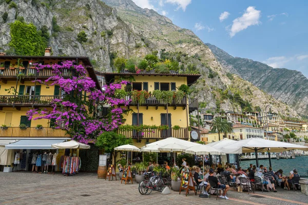 Limone Sul Garda Italia Julio 2019 Personas Disfrutando Hora Verano — Foto de Stock