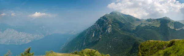北イタリアのガルダ湖の上モンテAltissimoディ名護ピークのパノラマビュー — ストック写真