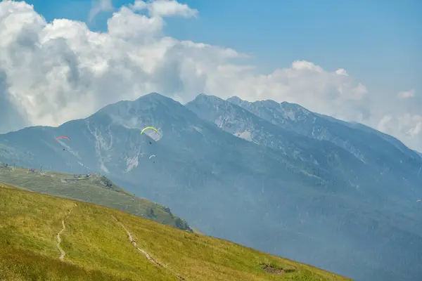 Monte Baldo Włochy Lipca 2019 Paralotnie Latające Nad Górami Niedaleko — Zdjęcie stockowe