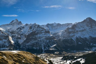 Grindelwald ve Bernese Alpleri 'nin arka planında Grindelwald First' de görüldüğü gibi güzel bir manzara var.